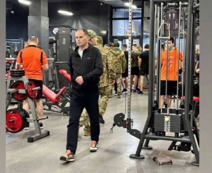 В Ужгороде работники ТЦК пришли с повестками в спортзалы