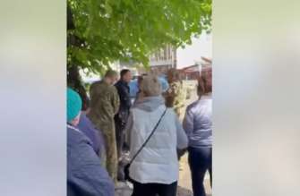 В Ужгороде толпа женщин напала на сотрудников ТЦК и СП. Скриншот видео ужгород скандал тцк и сп