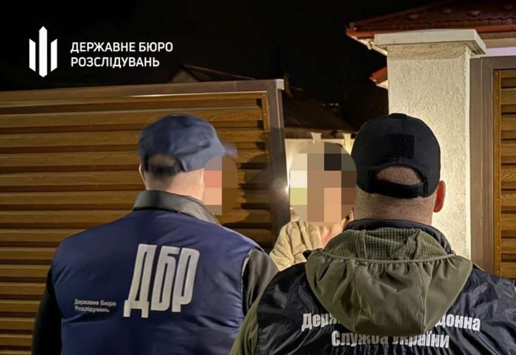 Инспекторам таможни, которые за $8 тыс. хотели переправить мужчину в Венгрию, сообщено о подозрении