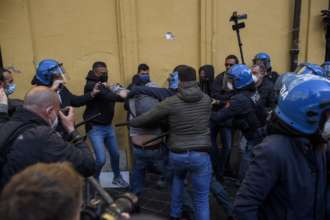 Фото: Getty Images Мітинги проти карантинних обмежень в Римі переросли у сутички з поліцією