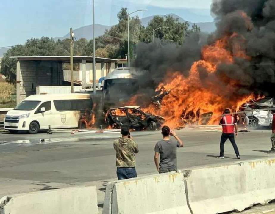 В Мексике произошло страшное ДТП с участием грузовика. Фото: Buzos de la Noticia, El Universal В Мексике произошло ДТП с 6 машинами