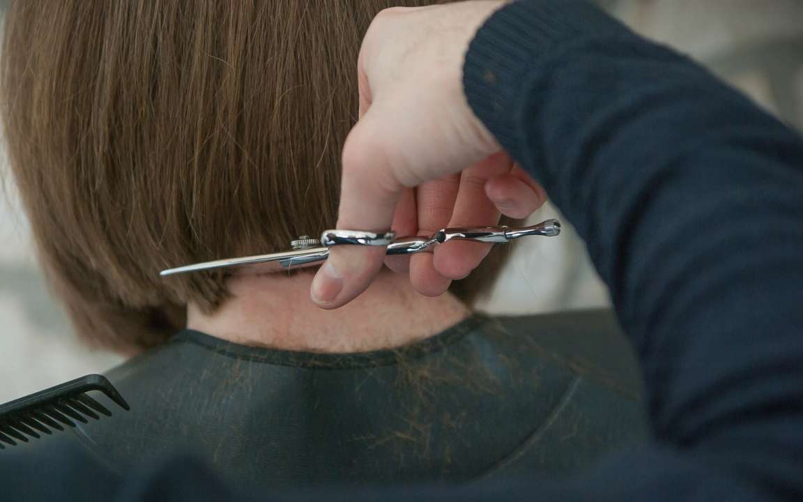 Подстричь волосы в воскресенье – потерять счастье: о чем говорят народные приметы и суеверия