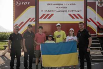 До Дня незалежності українські діти привітали рятувальників ДСНС, що наразі працюють у Словенії До Дня незалежності українські діти привітали рятувальників ДСНС, що наразі працюють у Словенії