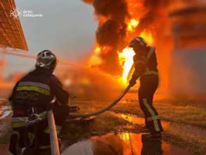 Рятувальники ліквідовують пожежу, що виникла внаслідок падіння уламків під час ворожої атаки Масштабна атака рф у ніч на 12.06.2024: наслідки по областях