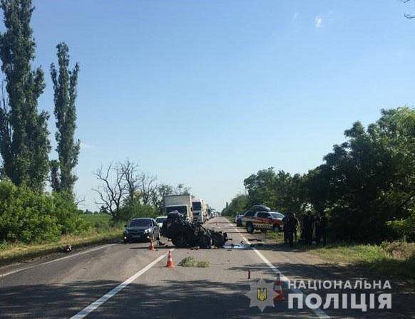 Фото: Нацполиция В Николаевской области столкнулись три легковых автомобиля и грузовик: фото масштабного ДТП