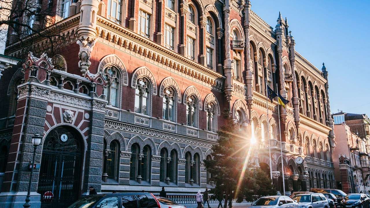Нацбанк дозволив знімати готівкову валюту в еквіваленті до 30 тисяч гривень на день