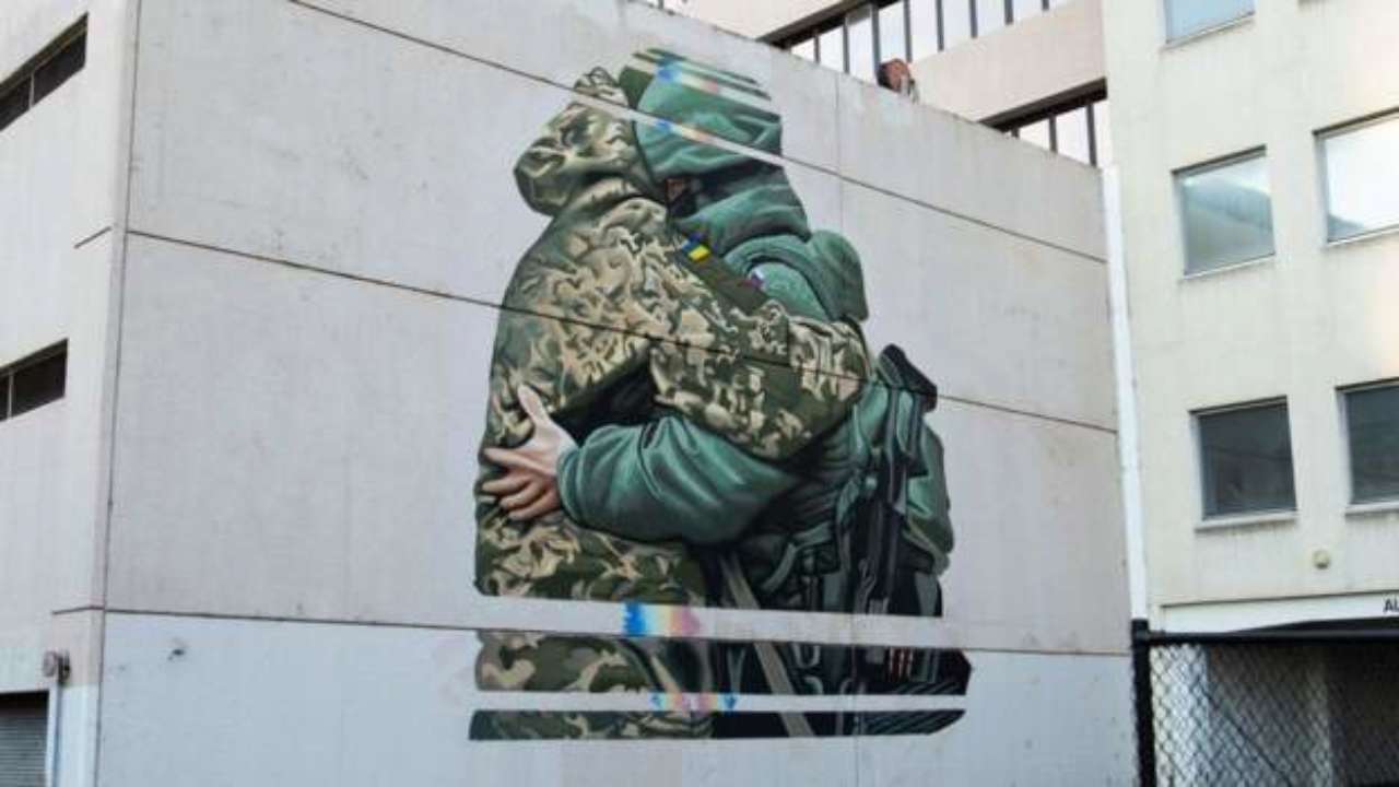 Після шквалу критики художник зафарбував фреску з обіймами українського солдата та окупанта/Фото: ВВС Після шквалу критики художник зафарбував фреску з обіймами українського солдата та окупанта/Фото: ВВС