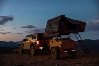 Фото: Jeep Jeep випустив мініатюрний позашляховий причіп, у якому можна жити. Фото