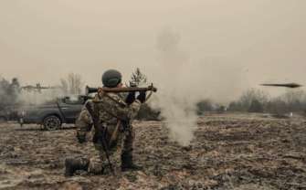 Втрати окупантів станом на 23 січня 2023 року/Фото: Генштаб ЗСУ/Facebook Український військовий стріляє з міномета
