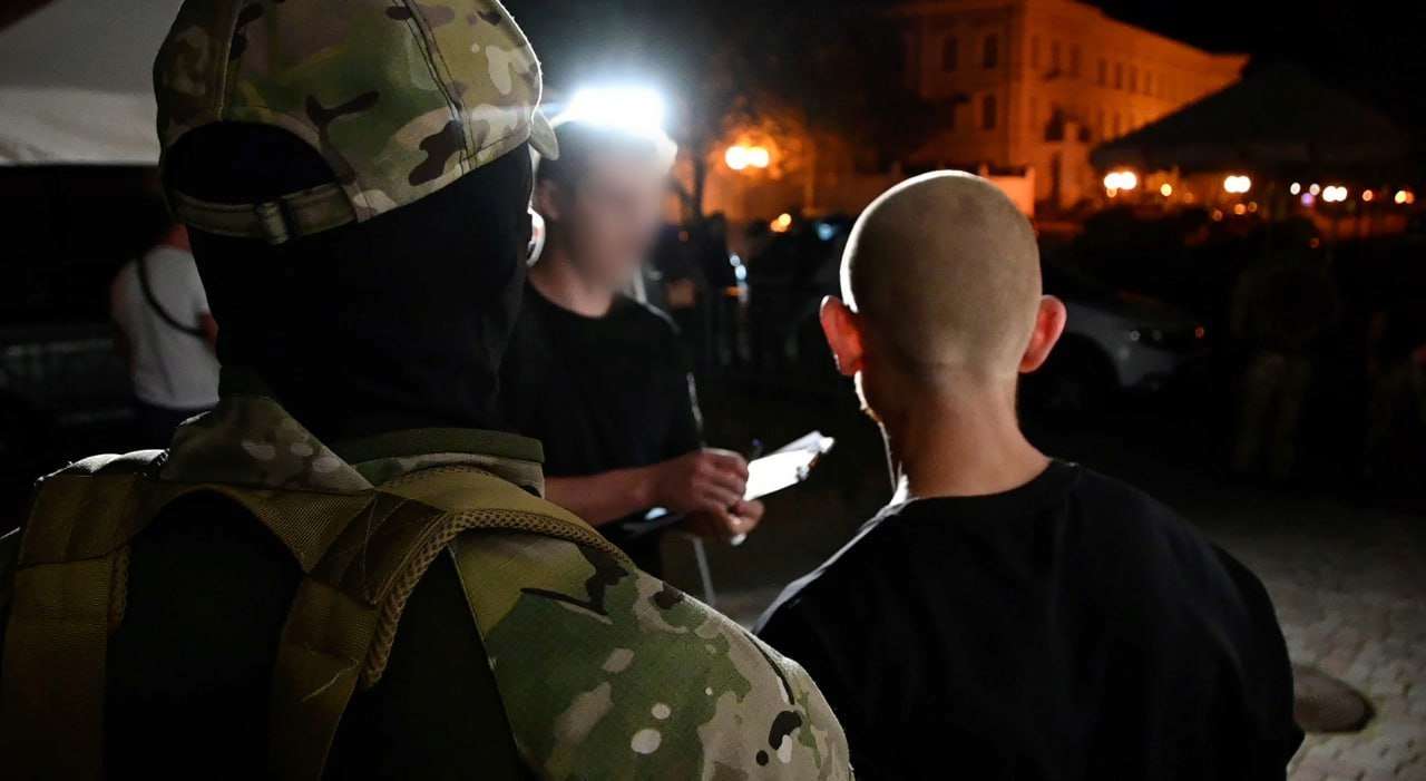 А пока отправили под стражу на 60 дней А пока отправили под стражу на 60 дней