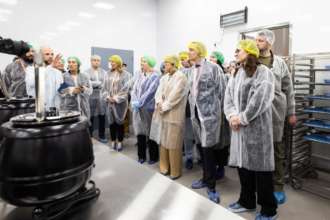 Зеленська відвідала фабрику-кухню у закладі освіти в Бучі Зеленська відвідала фабрику-кухню у закладі освіти в Бучі