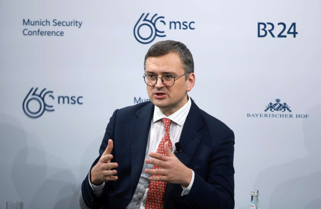 Кулеба підтвердив чутки про обмеження надання консульських послуг чоловікам / Фото: Getty Images "У нас в країні війна" – Кулеба підтвердив чутки про обмеження надання консульських послуг чоловікам