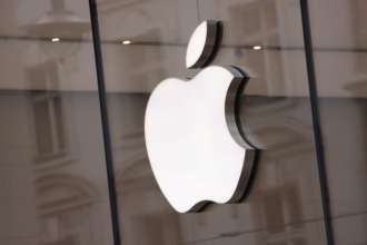 Apple може обрати розсувні дисплеї замість складаних/Фото: Sean Gallup/Getty Images Apple може віддати перевагу ґаджетам з розсувними дисплеями, а не складаними