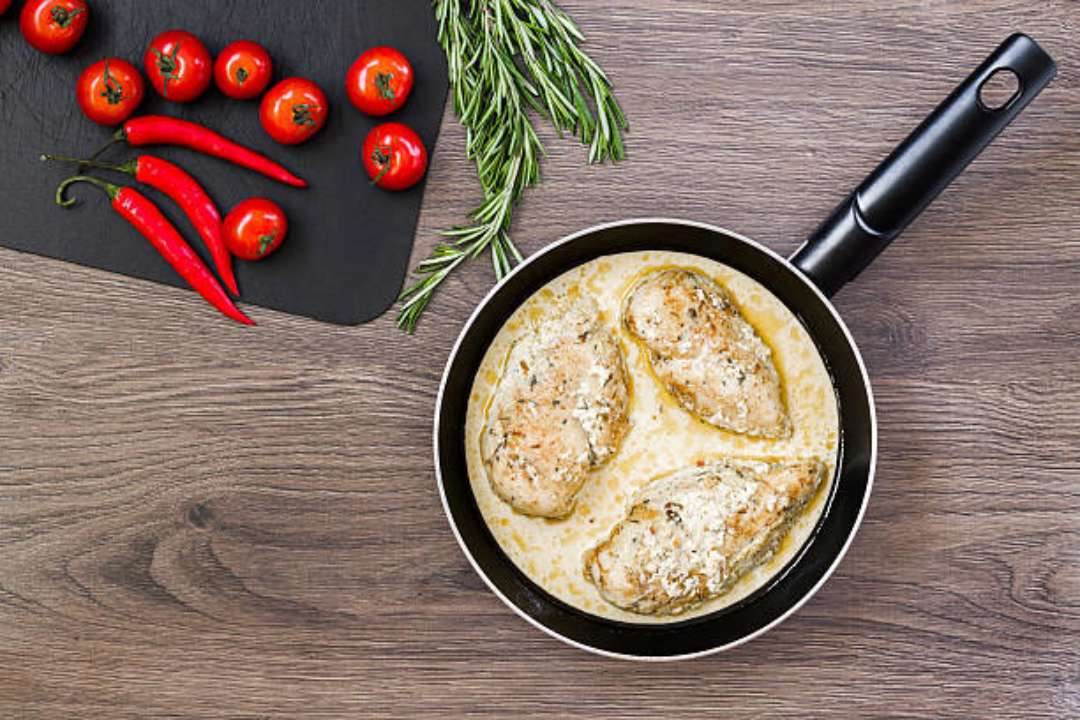 Рецепт курячої грудки у вершковому соусі/Фото: istockphoto Ідеальне доповнення будь-якого гарніру: відеорецепт курячої грудки у вершковому соусі