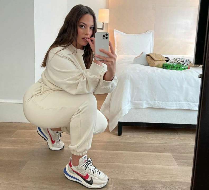Plus-size модель Эшли Грэм позировала в белье перед зеркалом