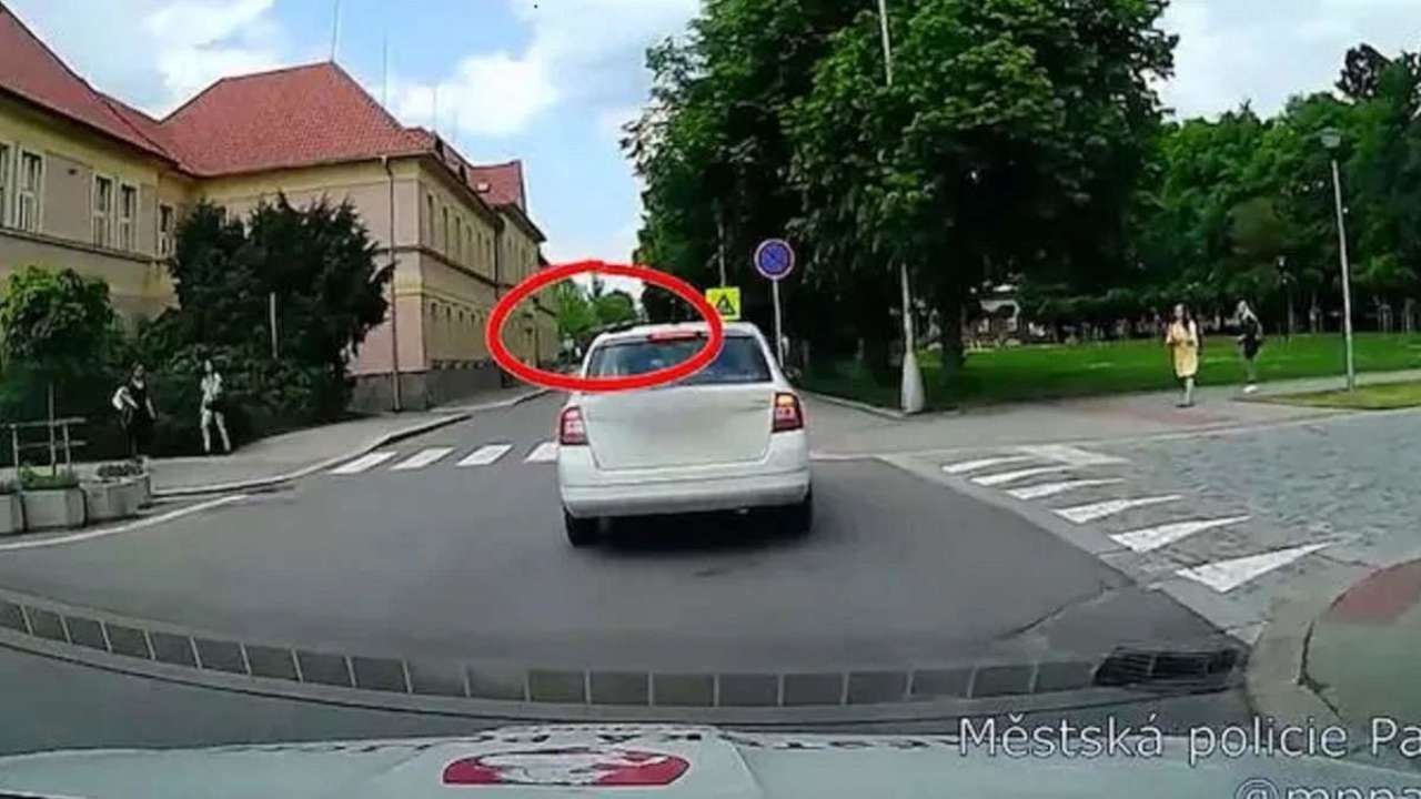 Фото: MP Pardubice В Чехии женщина забыла на крыше автомобиля сковородку с обедом и возила ее по городу