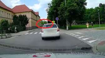 Фото: MP Pardubice В Чехии женщина забыла на крыше автомобиля сковородку с обедом и возила ее по городу