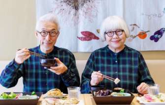 Пожилая пара из Японии создает оригинальные couple looks/Фото: Instagram/Вonpon511 Возраст стилю не помеха: Сеть поразили пожилые супруги, создающие оригинальные couple looks. Фото