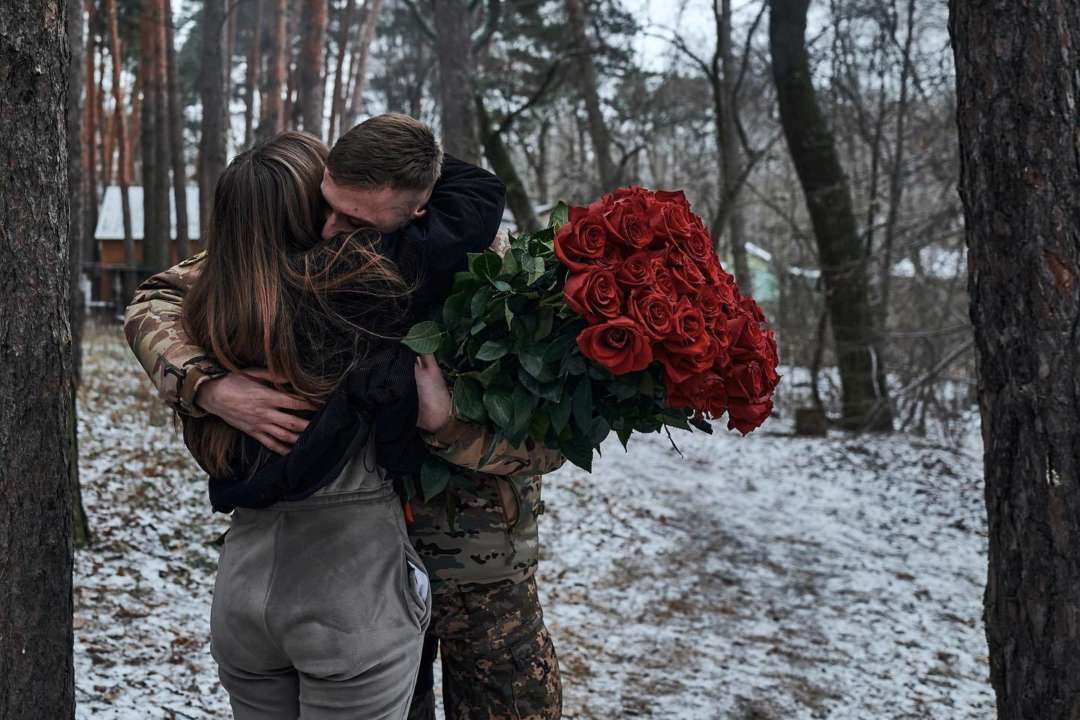 В Донецкой области военный с позывным "Торето" оригинальным способом позвал свою девушку замуж/Фото: Liberov Photographer/Facebook Завязали глаза и обвинили в сотрудничестве с ДРГ: военный ВСУ оригинально сделал предложение девушке