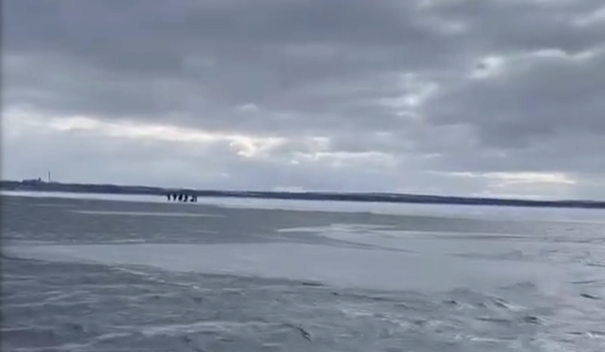 В Днепропетровской области спасли 30 оказавшихся среди реки рыбаков. Фото: Скриншот видео Рыбаки Днепропетровская область