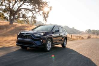 Гибридная Toyota смогла только на электричестве преодолеть почти 2000 километров без подзарядки/Фото: Toyota Toyota RAV4 Hybrid