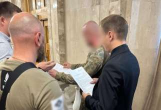 Він призначив на посаду до центру свою близьку особу Він призначив на посаду до центру свою близьку особу
