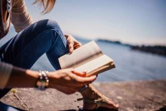 Подарунки для любителів подорожей та книг / Фото: Pixabay Найкращі подарунки для мандрівників, що люблять читати