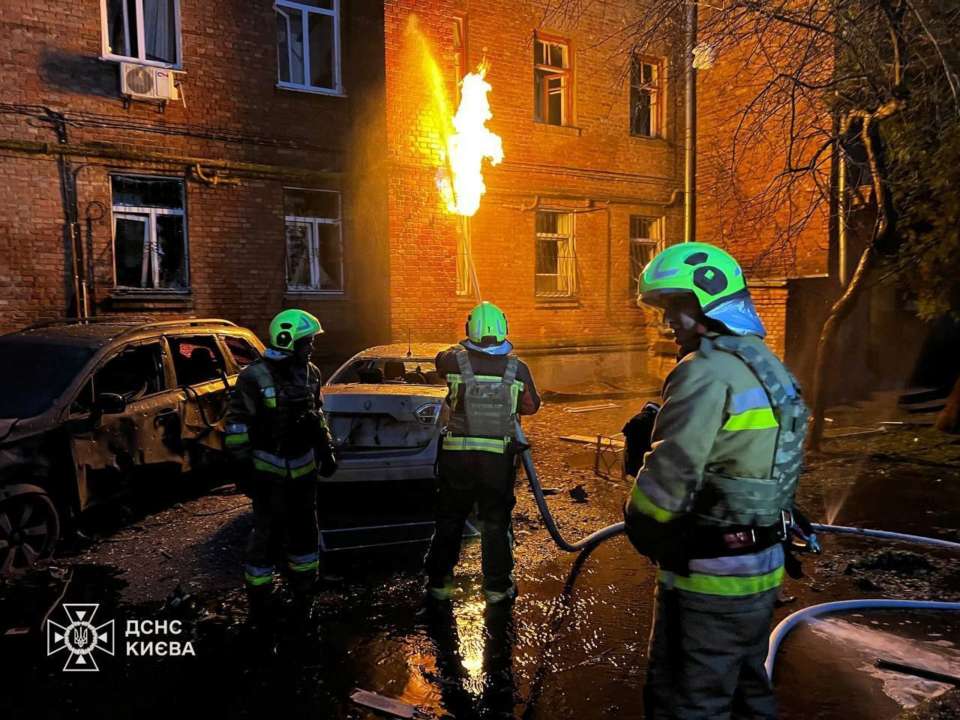 Из-за ночной атаки беспилотников зафиксировано повреждение девяти зданий в трех районах Киевской обл