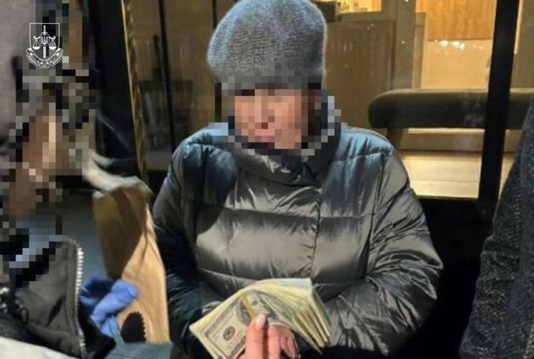 Нацполіція затримала за хабарництво посадовицю Центральної МСЕК