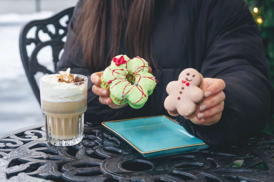 Сніговики з кекс-попсів / Фото: freepik Смачні сніговики з кекс-попсів: простий рецепт для зимового настрою