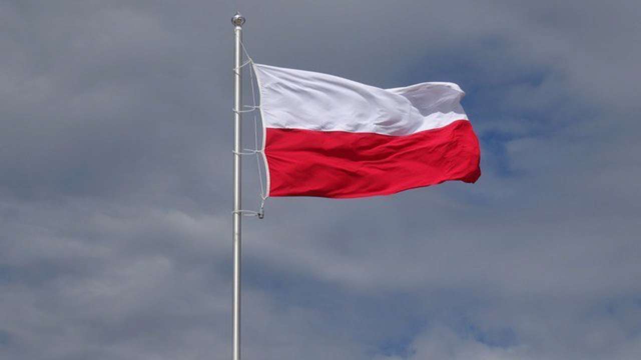 Польша высылает 40 российских дипломатов/Фото: pixabay Флаг Польши