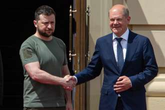 Шольц заявив, що німецька зброя прийде в Україну вчасно/Фото: Alexey Furman/Getty Images Канцлер Німеччини Олаф Шольц та президент України Володимир Зеленський
