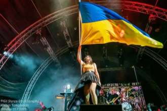 Группа Within Temptation во время своего выступления подняла флаг Украины/Фото: Within Temptation/Instagram С желто-голубым флагом на сцене: группа Within Temptation поддержала Украину во время выступления