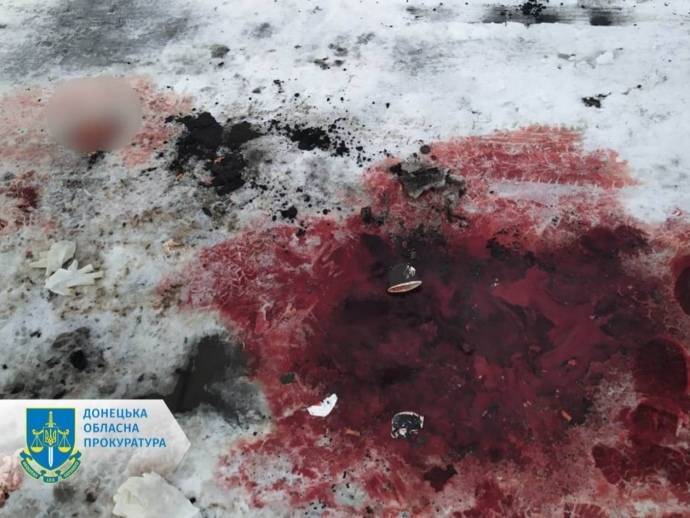 Через обстріл Бахмута загинув дванадцятирічний хлопчик / Фото: Донецька прокуратура росія поцілила у житловий район Бахмута: є загиблі, серед них дитина. Фото