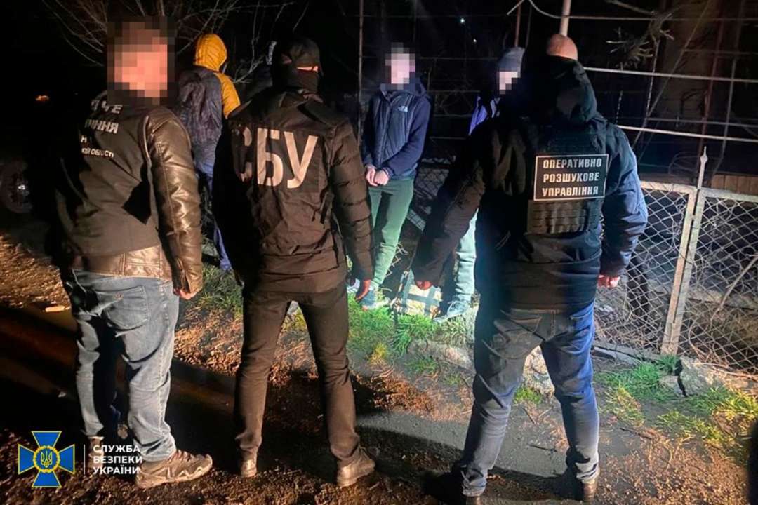 Середня вартість таких "послуг" становила від 2 до 8 тис. дол. Ціна залежала від кількості осіб і типу документа Середня вартість таких "послуг" становила від 2 до 8 тис. дол. Ціна залежала від кількості осіб і типу документа