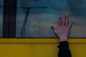 Семьи пропавших и пленных могут передать письма своим родным/Фото: Dan Kitwood/Getty Images Быть на связи: семьи пропавших и пленных могут передать письма своим родным