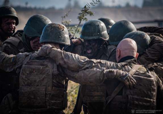 Наєв показав, як проходить підготовка українських військових. Фото: Новини КОС ЗСУ тренування захисників