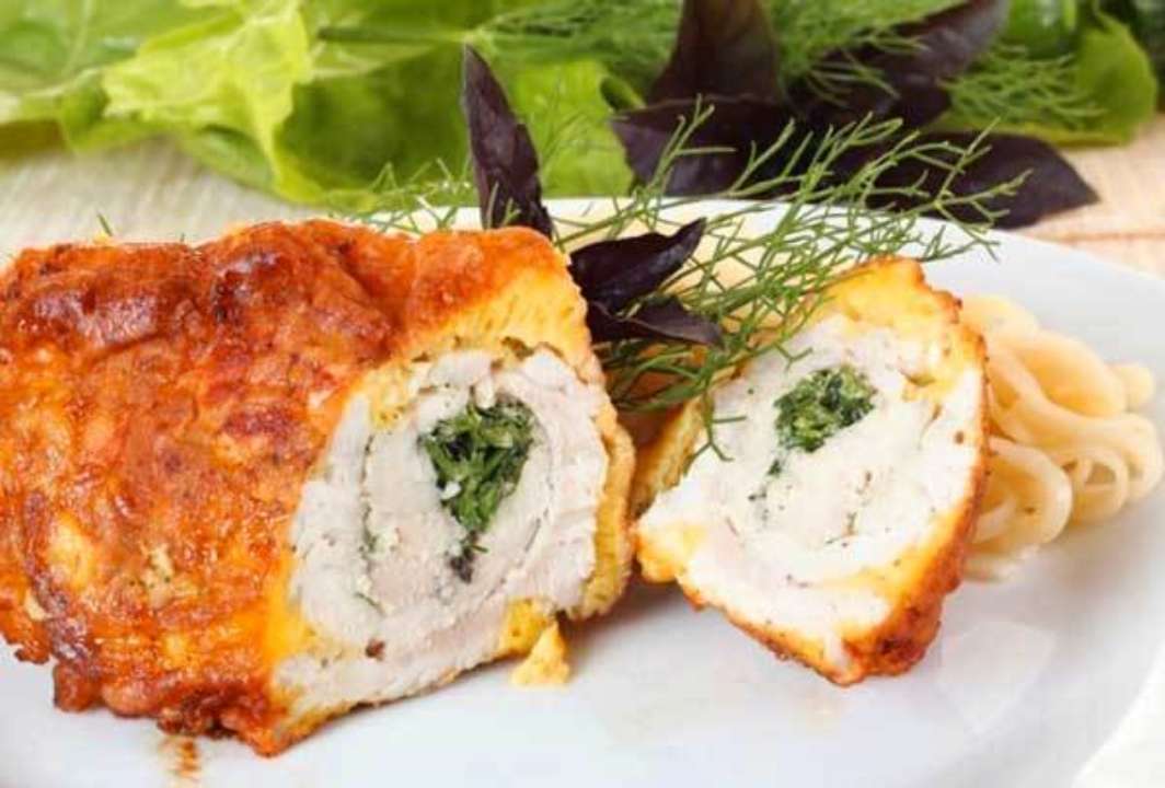 Все будут просить этот рецепт: куриный рулет с сыром в духовке (видео)