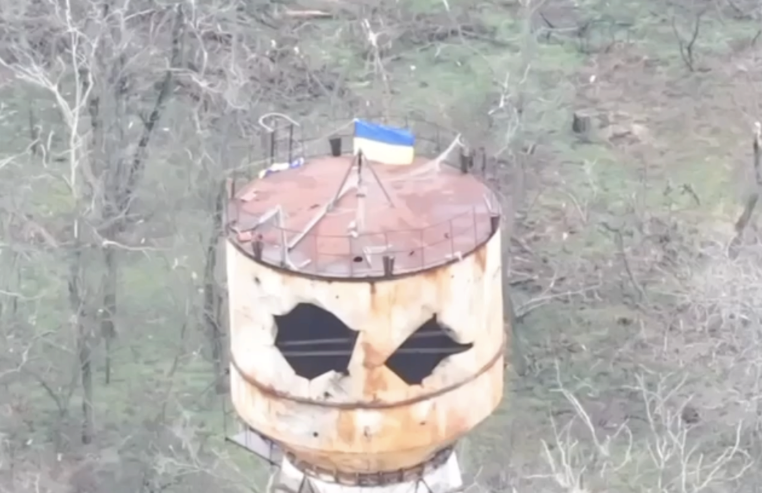 На водонапорной башне в Крынках появился флаг Украины. ВИДЕО