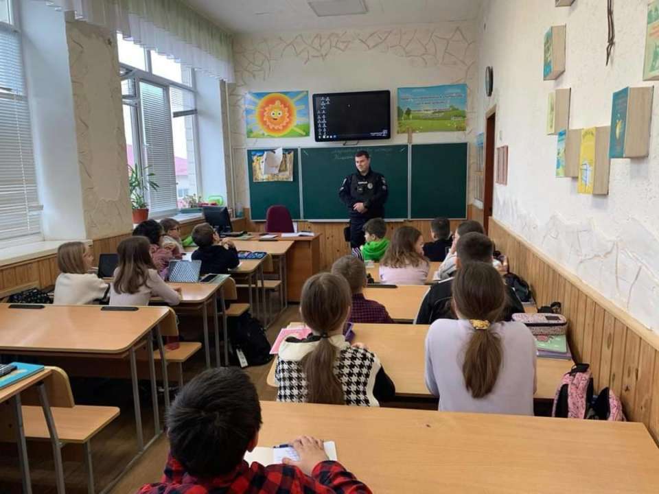 Фото: ТГ-канал 🇺🇦 Київська обласна військова адміністрація Офіцери служби освітньої безпеки почнуть працювати ще в 94 школах Київщини