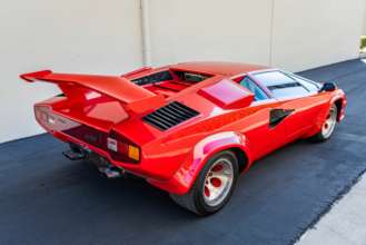 Фото: BRING A TRAILER/Автор — невідомий На аукціон виставили рідкісний автомобіль Lamborghini Countach. Фото