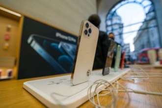 На глазах у клиентов и продавцов похитили технику из магазина Apple/Фото: Getty Images На глазах у клиентов и продавцов похитили технику из магазина Apple/Фото: Getty Images