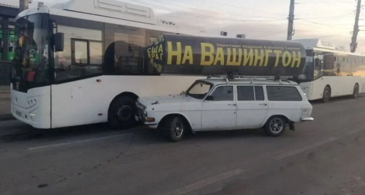 У Севастополі авто з ядерною зброєю зіштовхнулось із автобусом. Фото: Сергій Стерненко ядерна ракета Севастополь
