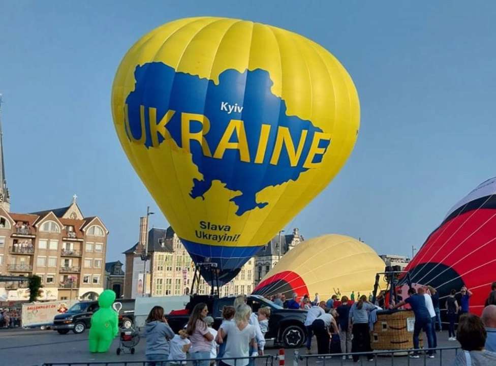 Сине-желтый воздушный шар взлетел с Гроте Маркт в Бельгии/Фото: Минкультуры