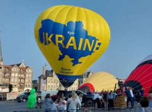 Сине-желтый воздушный шар взлетел с Гроте Маркт в Бельгии/Фото: Минкультуры Сине-желтый воздушный шар взлетел с Гроте Маркт в Бельгии/Фото: Минкультуры