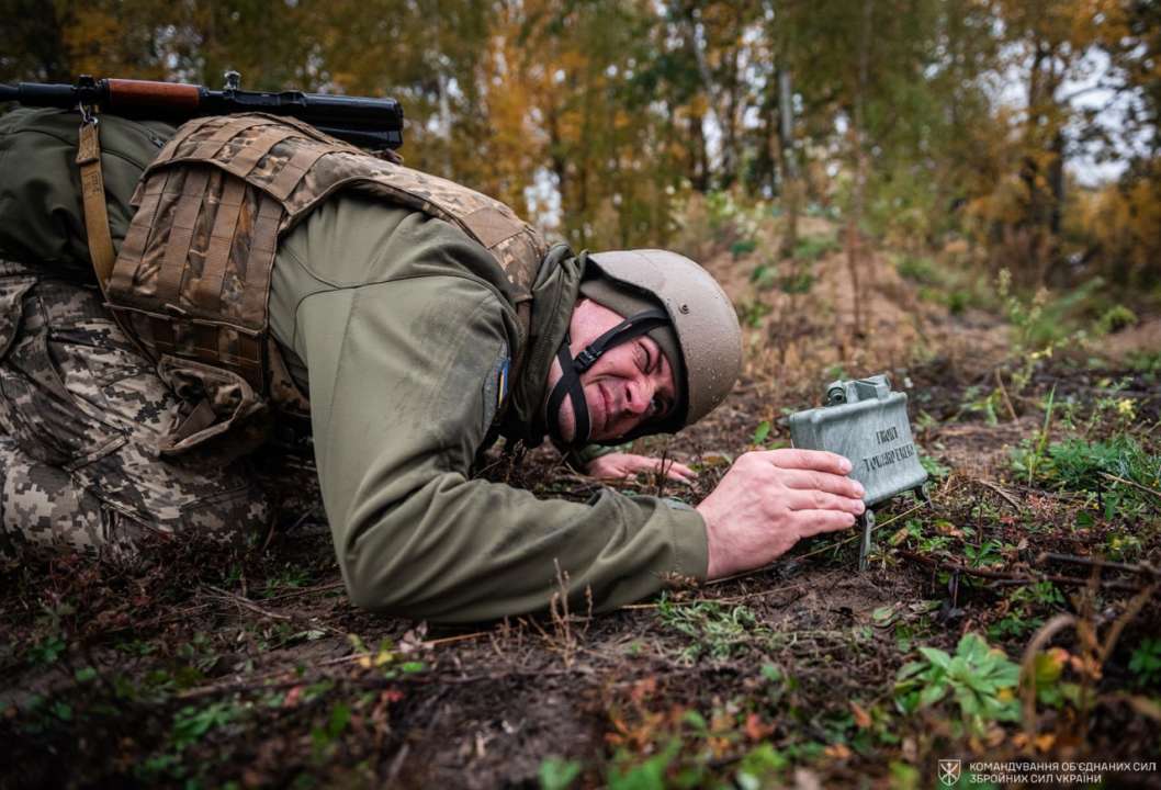 Сапери збільшують мінно-вибухови загородження на всій протяжності державного кордону/Фото: КОС ЗСУ