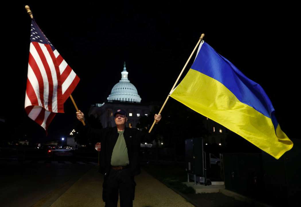 Украина благодарна США за одобрение помощи более чем на 60 миллиардов долларов/Фото: Kevin Dietsch/Getty Images Мужчина с флагами США и Украины в руках