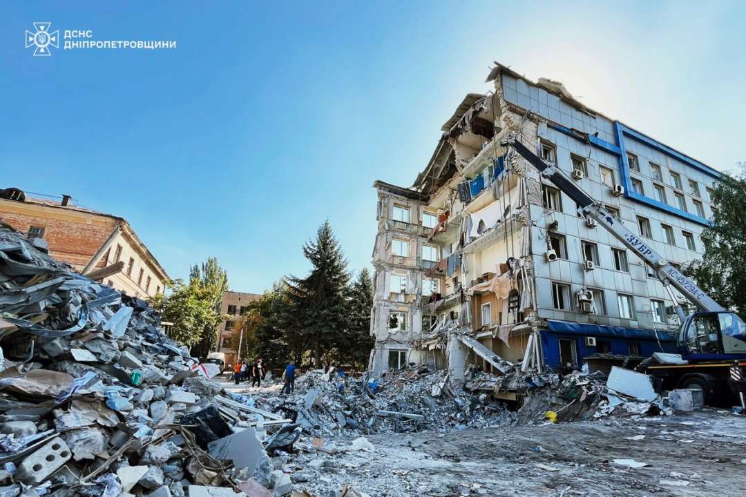 У Кривому Розі звершили розбір завалів через вчорашню атаку рф У Кривому Розі звершили розбір завалів через вчорашню атаку рф