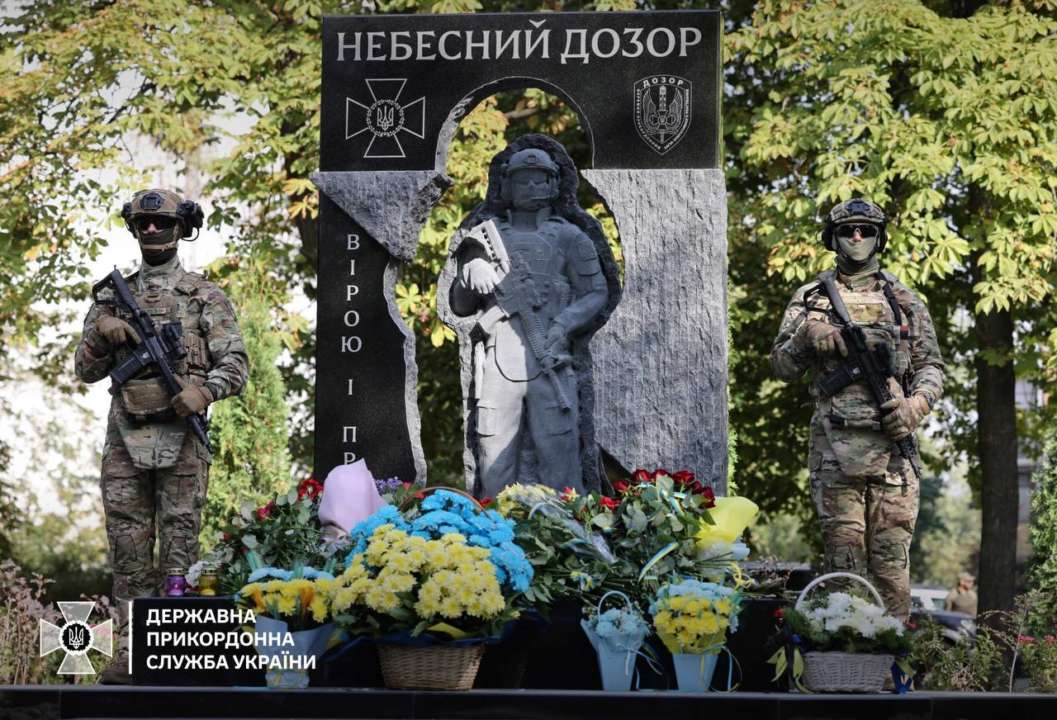 Киев почтил защитников: состоялось открытие мемориальной скульптуры "Небесный дозор"