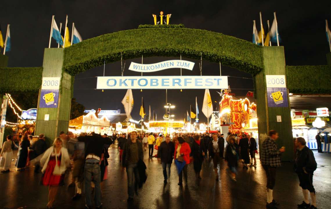 Автор: Johannes Simon/Фото: Getty Images Вход на пивной фестиваль "Октоберфест" в 2008 году